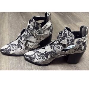 Steve Madden snake skin, white and black heels size 7.5